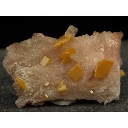 Wulfenit na dolomicie - rzadki minerał ołowiu