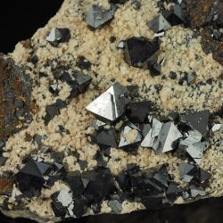 Magnetyt - kryształy na skale - Boliwia